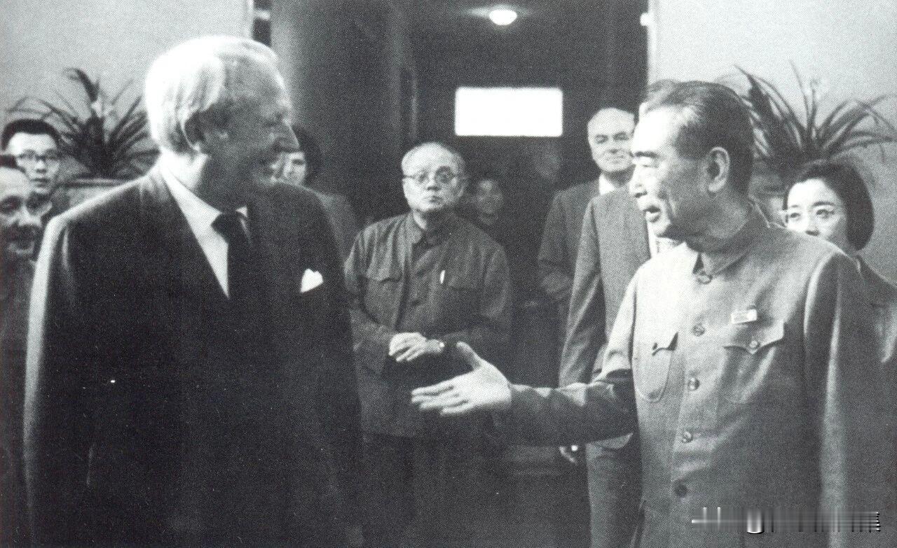 【周总理历史上的今天——5月27日】
1974年5月27日，周恩来总理与英国前首