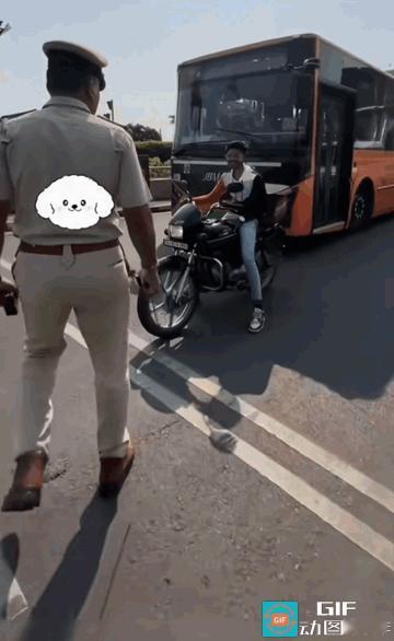 印度交警拿着棍子拦下没带头盔摩托车骑手

没有罚款，没有教育，反而在他车头装上了