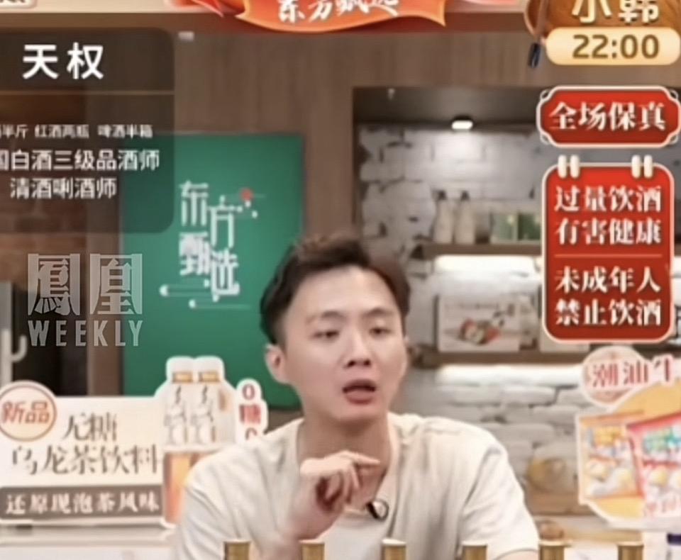 这个小伙子正在录节目呢。