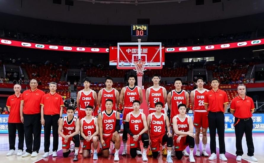中国男篮这场输得实在憋屈。全队打得毫无章法，缺少赵睿、赵继伟和徐杰之后，连一个能