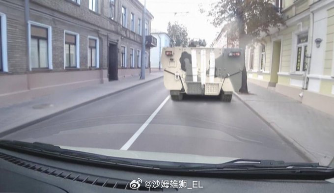 俄罗斯的BTR-22装甲车出现在波兰，说是去参加军演的，不过不知道为什么车上涂了