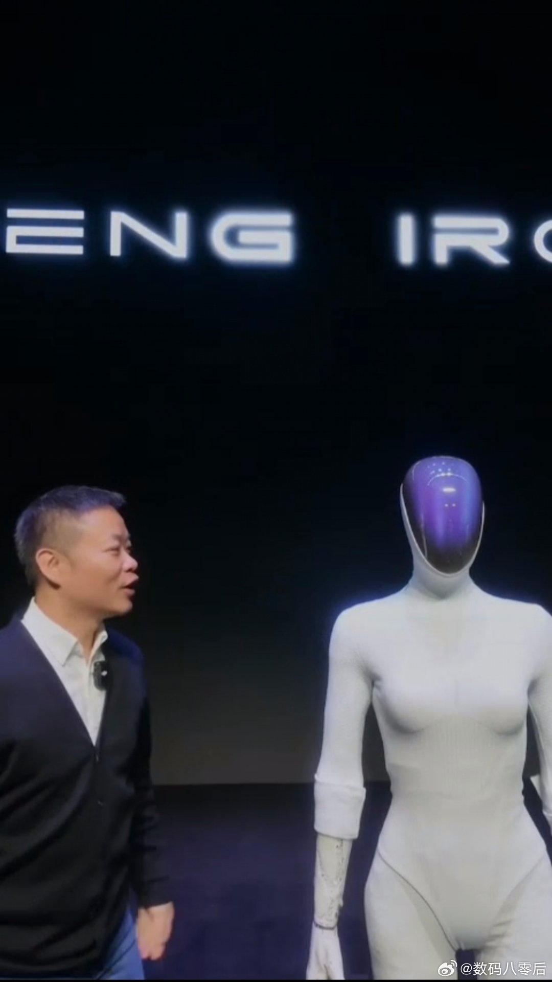小鹏全新一代IRON机器人走猫步惊艳亮相，有人怀疑这是真人，我觉得这是对小鹏最大