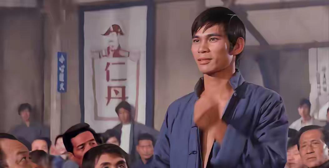 武打巨星突发脑溢血离世，小30岁妻子含泪将骨灰撒入大海
 
谁能想到，当年在武打