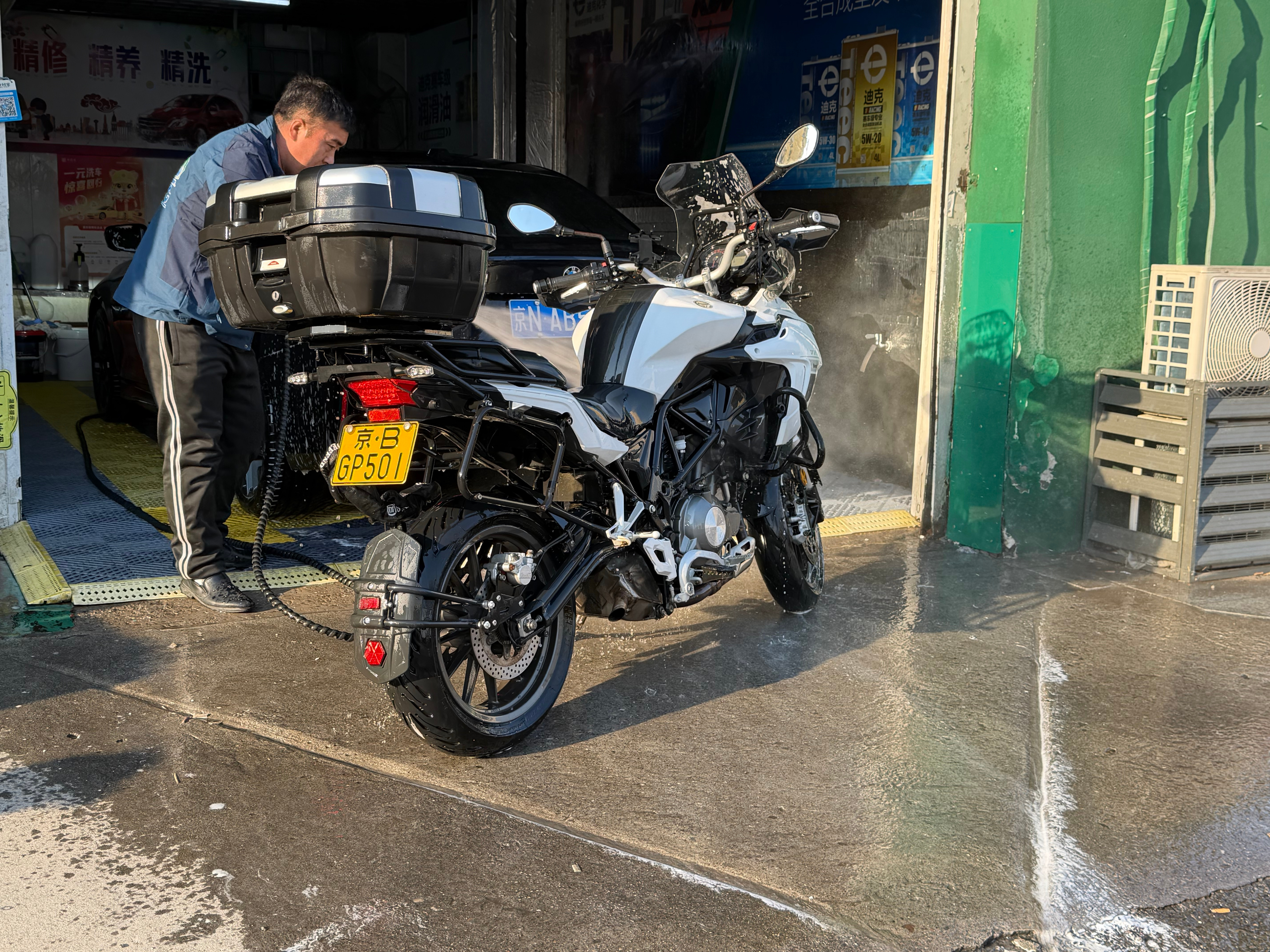 给老哥们冲个澡摩托车