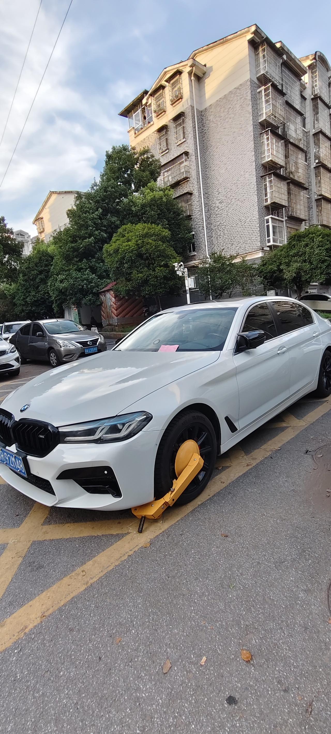 锁它没商量！消防通道也敢霸占
本小区属老旧小区，机动车乱停乱摆成风。私家车到处窜