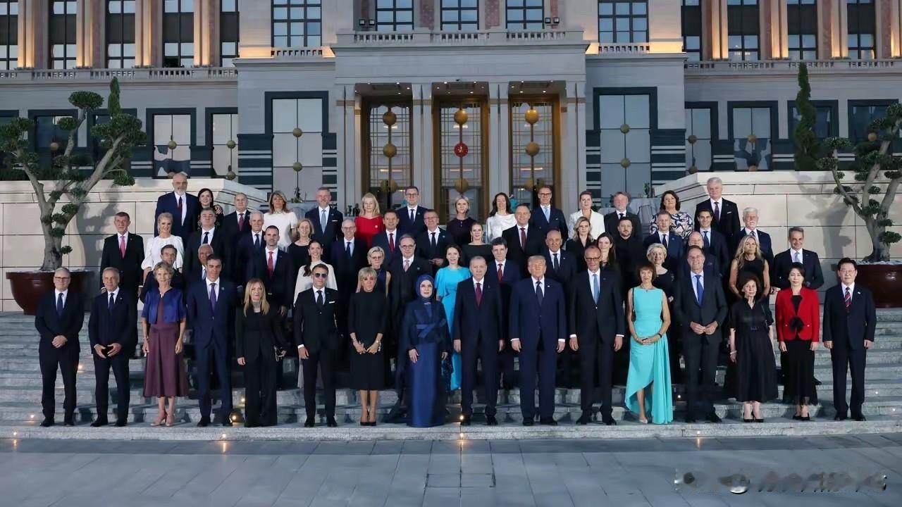 这是全世界最大的军事联盟-北约，一个横跨大西洋的军事联盟组织，起初是为了对付苏联