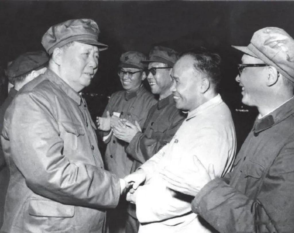 1967年5月1日，毛主席在天安门城楼上接见新闻界负责人。唐平铸（左二）、胡痴（