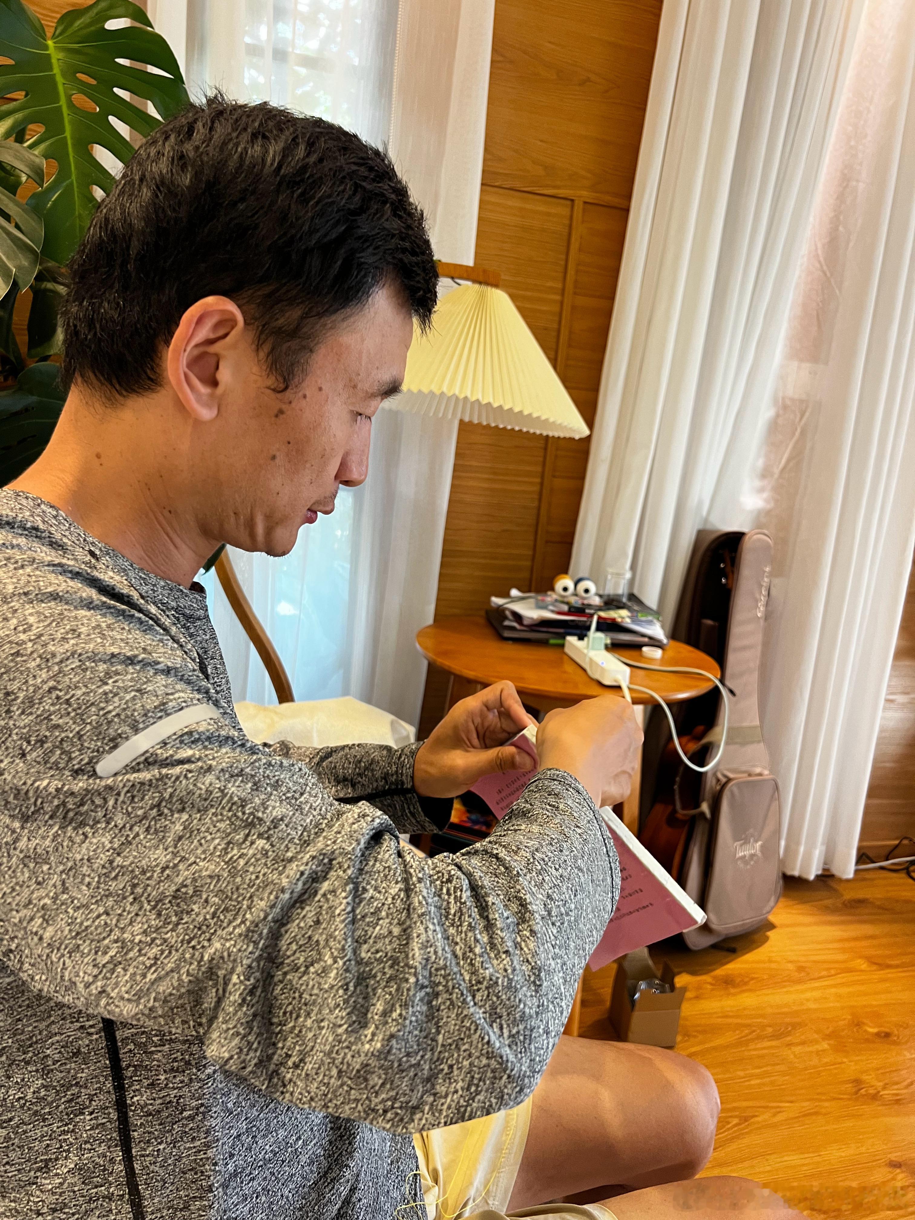 小皮有本很喜欢的书快散架了老父亲亲手用针线缝好真仔细 ​​​