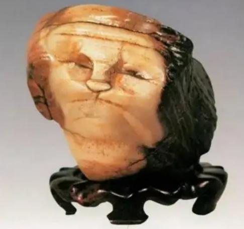 1997年，宁夏小伙在中蒙边境出差时用150元买下一块“人面石.....4年后经