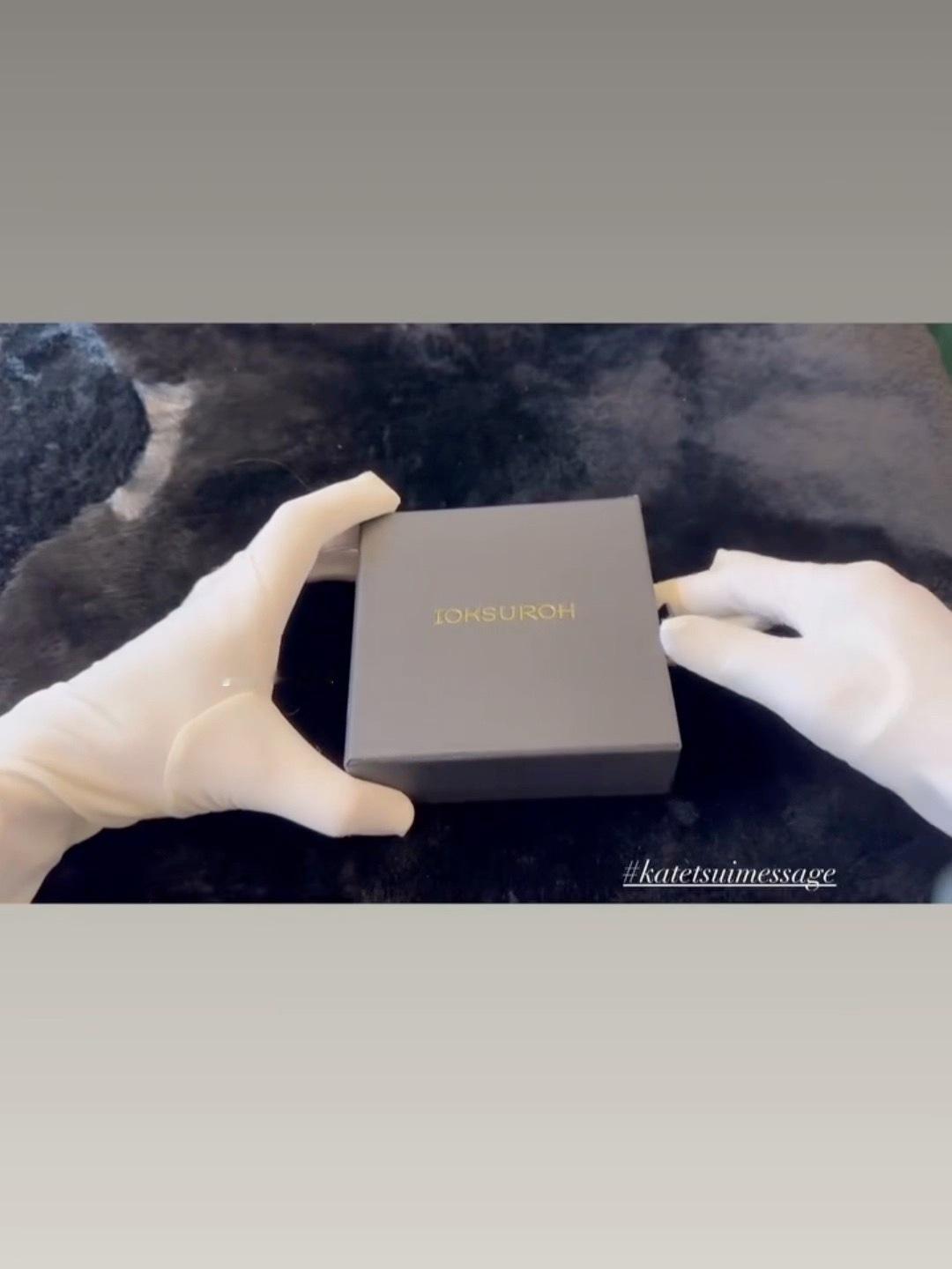 徐子珊为新计划露面香港某艺术工作室在社交平台公开徐子珊的亲笔心意卡及黑白侧面工作