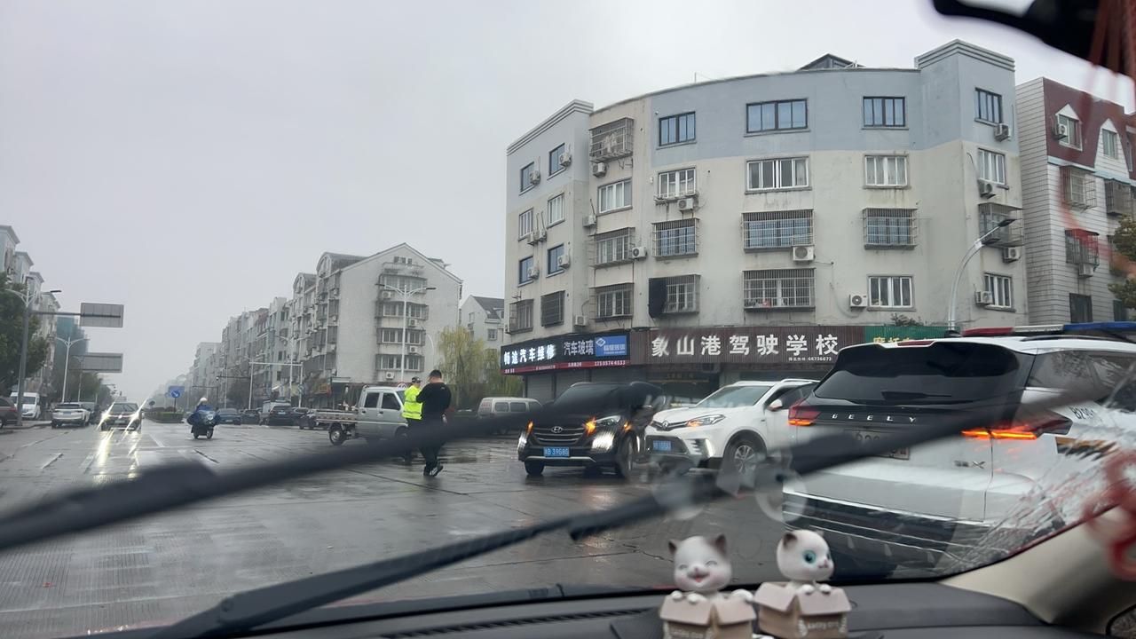 今天去便民中心办事，真是气得够呛。某镇的便民中心，哪儿便民了？整个一草台班子。