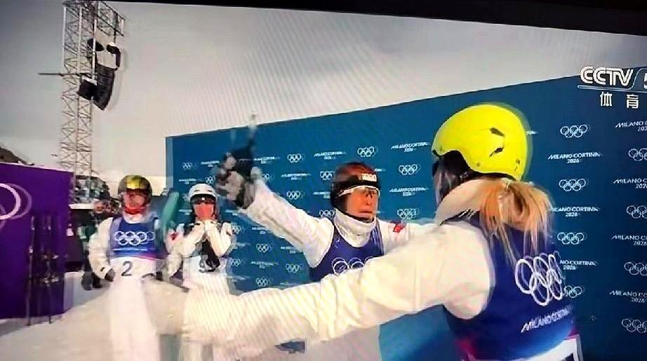 你见过冠军庆祝时，队友却吓傻了的场面吗？

35岁的徐梦桃，在米兰冬奥会完成逆天