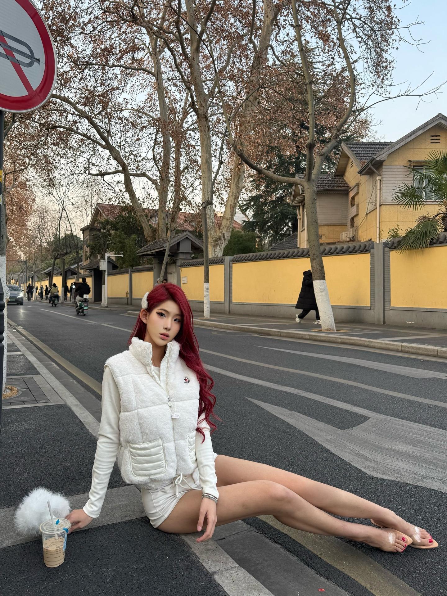 爱着你 像心跳 难触摸。