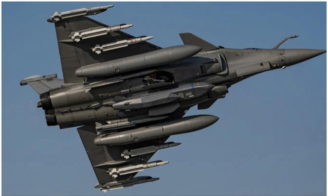 法国阵风F4战斗机加力起飞，阵风采用“4中4近1斯卡普”空射巡航对地导弹的挂载，