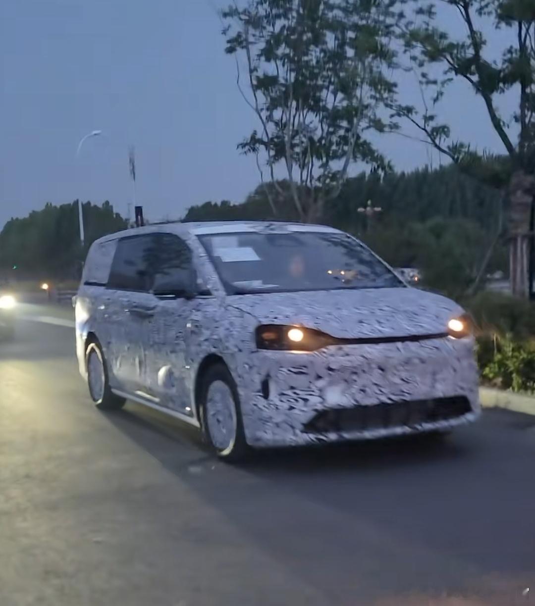 智界将会发布鸿蒙智行首款MPV已经不是什么秘密了在去年的4月份的北京车展，奇瑞曾