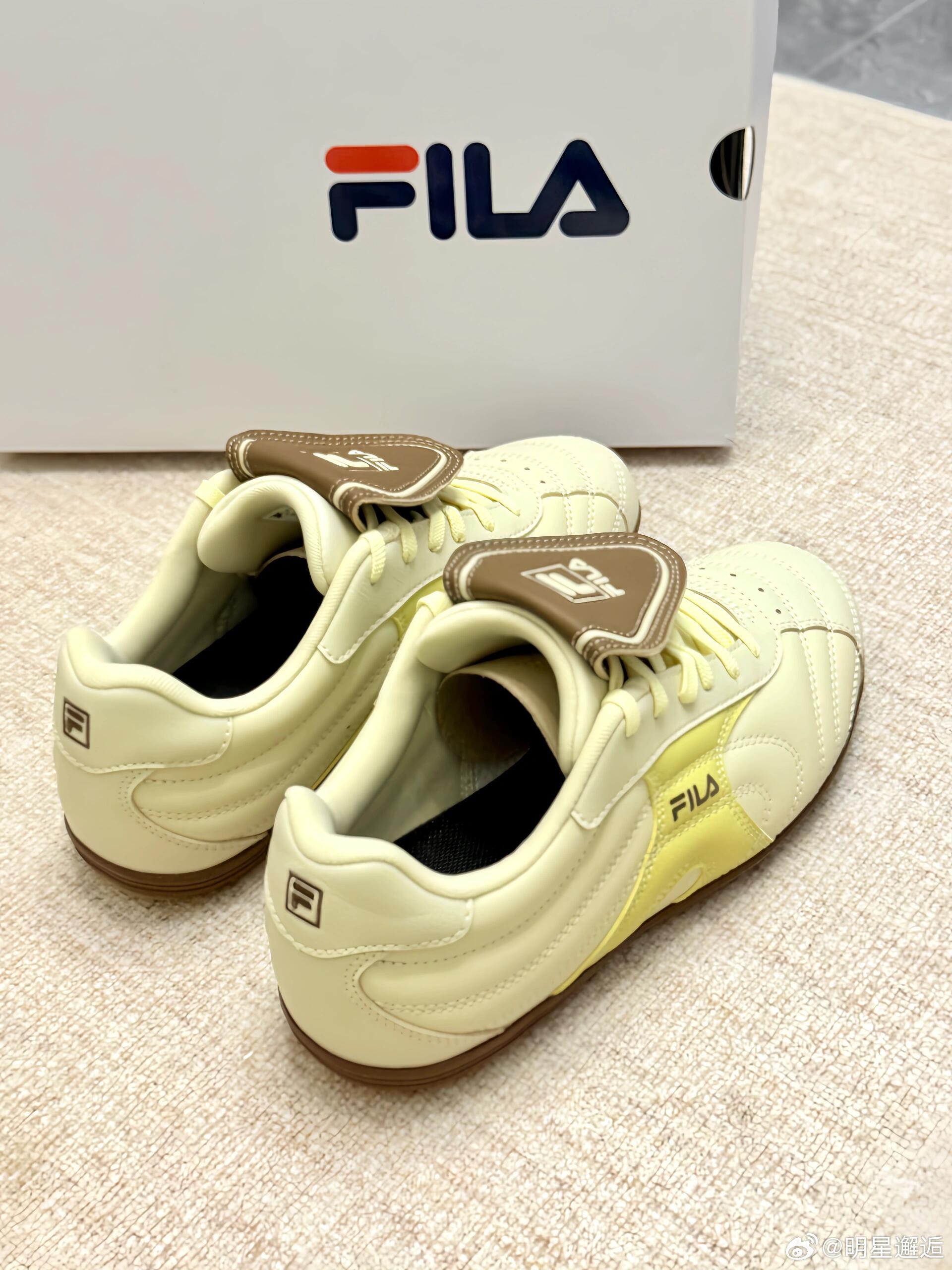 这双FILA运动鞋完美诠释了品牌的意式优雅与运动时尚。鞋身以温暖的米白色为主调，