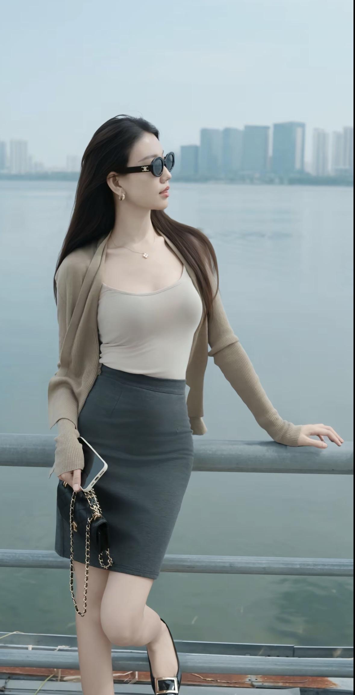 都市时尚风，优雅的裙装搭配，尽显女性魅力！👗💃🏙️