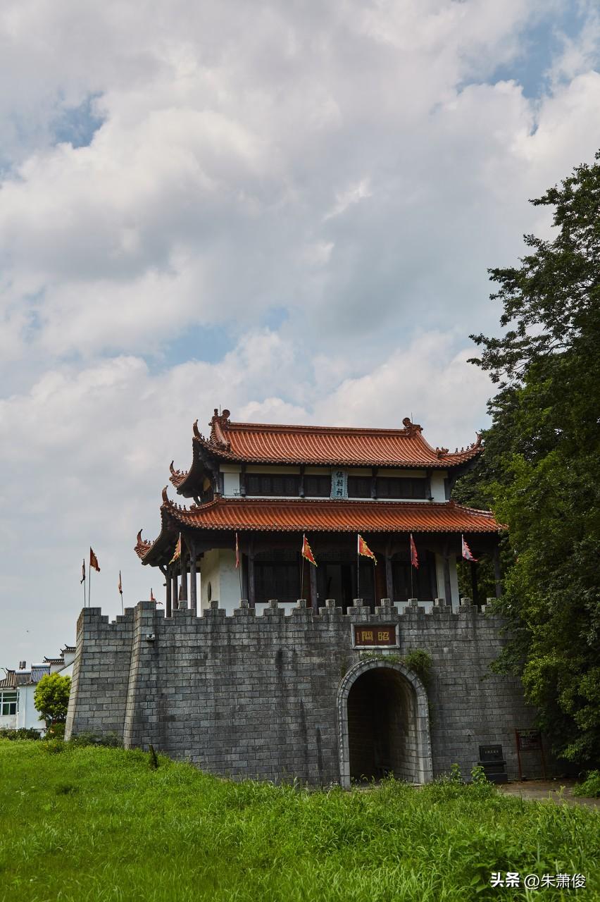 褒禅山位于安徽马鞍山含山县，国家4A级景区，主峰海拔481米 。古称华山，因唐代