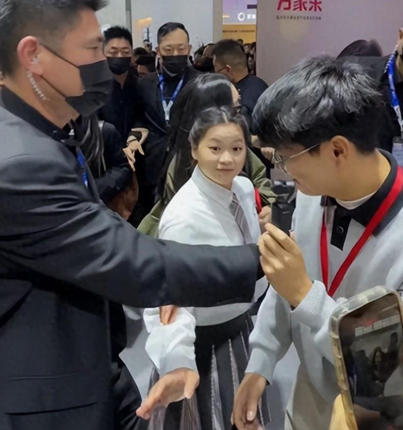 很理解全红婵为什么会变胖，大家不要再苛责她了。
 
她的人生已经很好了，巅峰也好