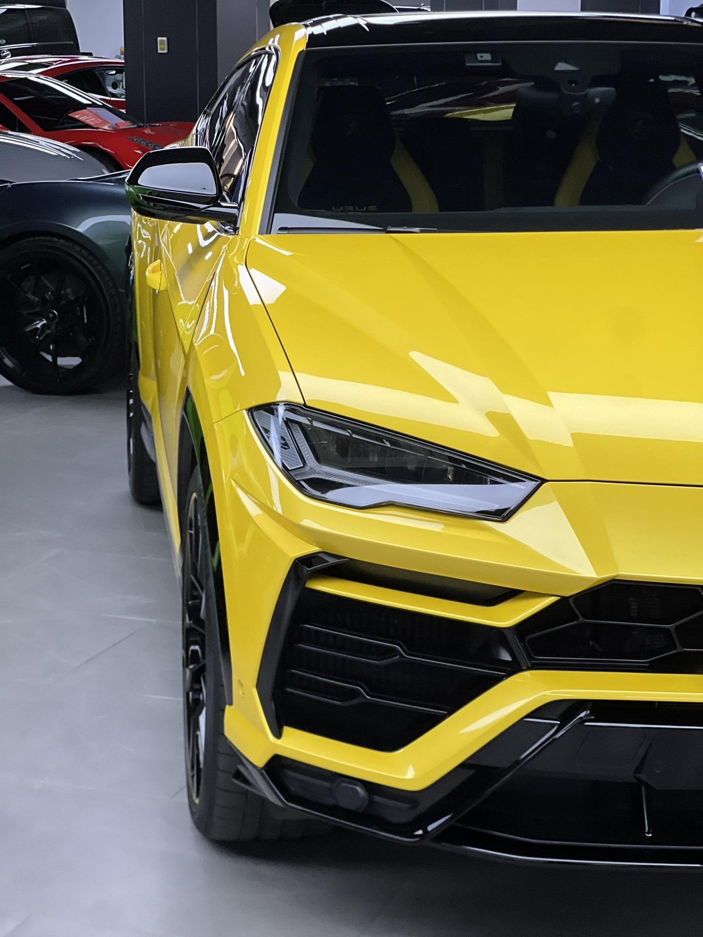 特别版本的兰博基尼Urus.差不多预算的情况下 你们会选择Urus S还是珍珠胶囊特别版的Urus呢
有没有被这个珍珠漆所吸引 翻毛皮内饰 胶囊座椅 碳纤维内饰组件 外观亮黑包等等
感兴趣的老板看过来 精品一台