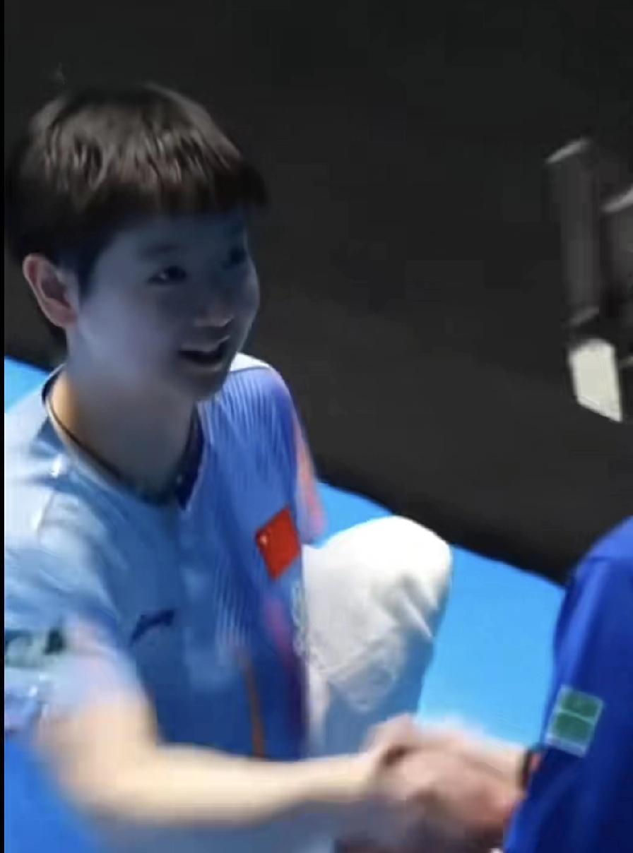 从来没见莎莎这么高兴，原来都是因为他。
印度老爷爷教练。
这个教练很有趣，自己队