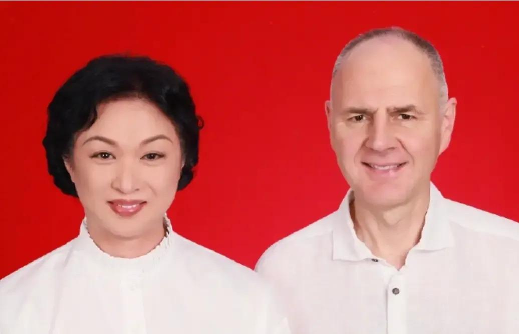 金星二又婚了！恭喜金姐二婚之喜！金姐拥有爱情真的好幸福。金姐比女人还女人，好佩服