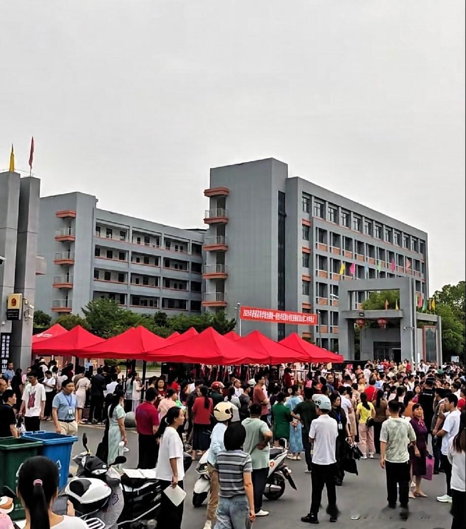 在考场外等孩子是什么心情
站在考场外的家长，大概都懂这种五味杂陈吧。
表面淡定刷