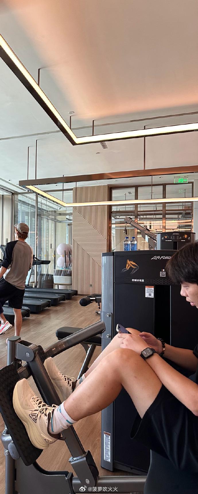 网友在健身房偶遇鹿晗网友今日在健身房偶遇鹿晗，这个鹿晗也太自律了吧[泪奔] ​​