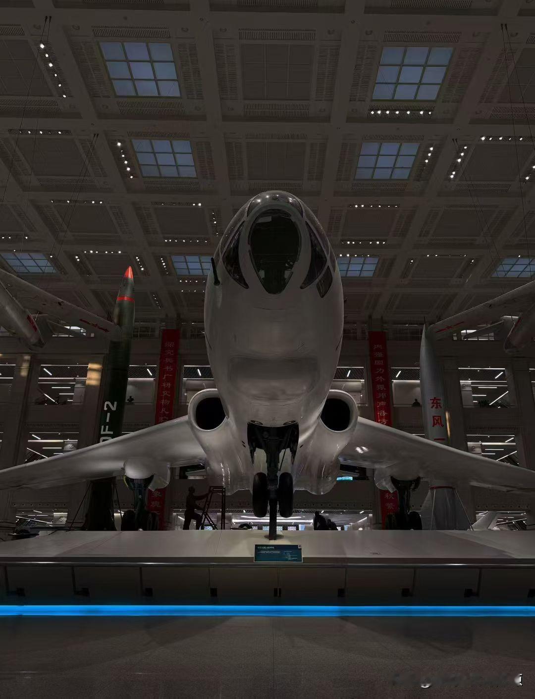 武力值满满的压迫感，有没有？
这张照片背景以冷调的灰白、暗色调为主，搭配灯光的冷