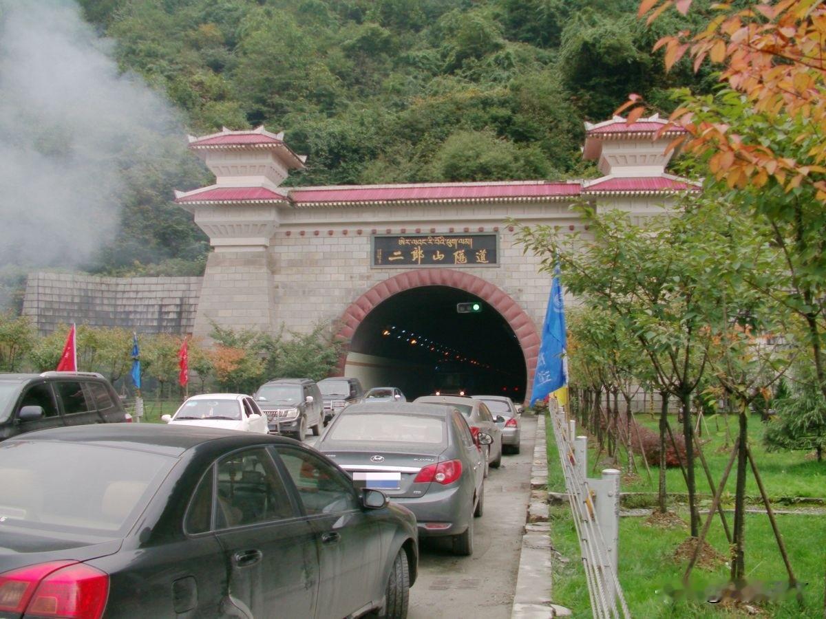 十五年前在318国道二郎山隧道天全端洞口所拍，这座隧道是上世纪90年代后期修建，