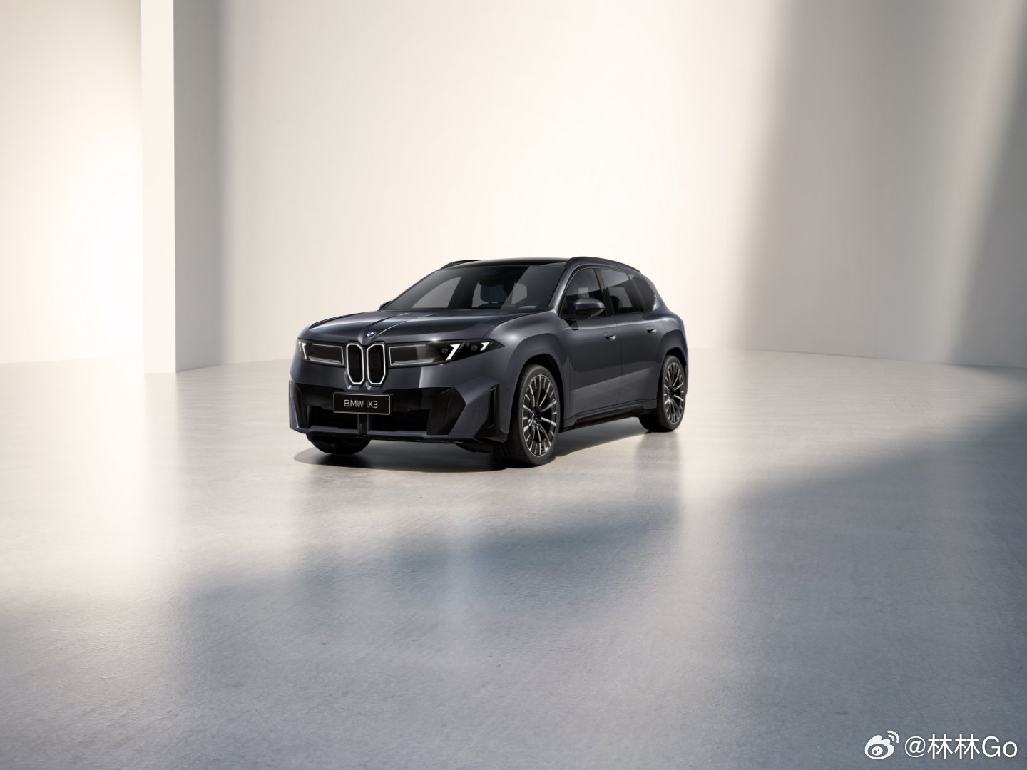 BMW iX3长轴距版的官图亮相啦！宝马经典的元素都在：双肾格栅、天使眼、霍氏弯