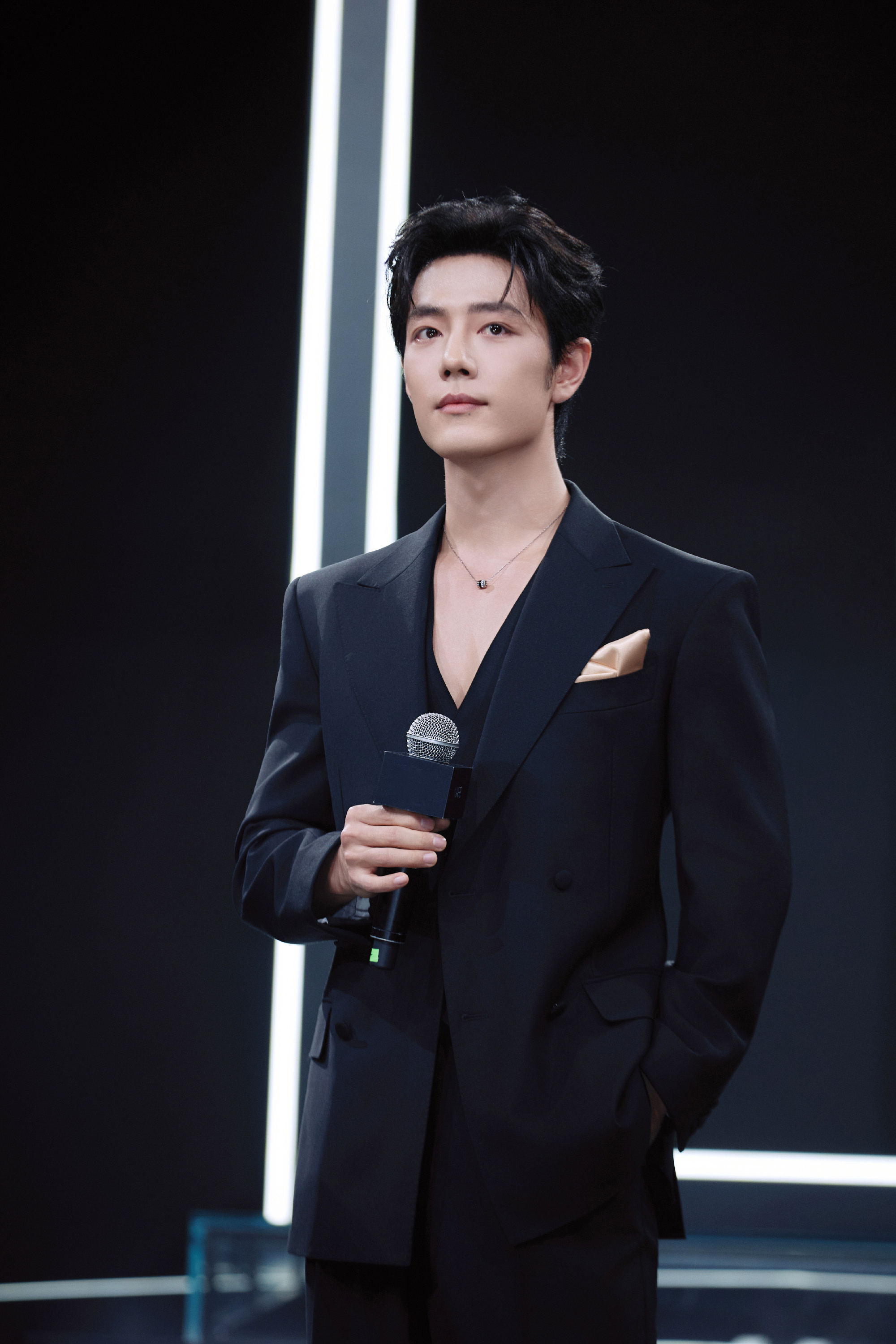 夯爆了肖战肖战顶级侧颜名品身材巨星气场 夯爆了肖战，顶级侧颜、名品身材、巨星气场