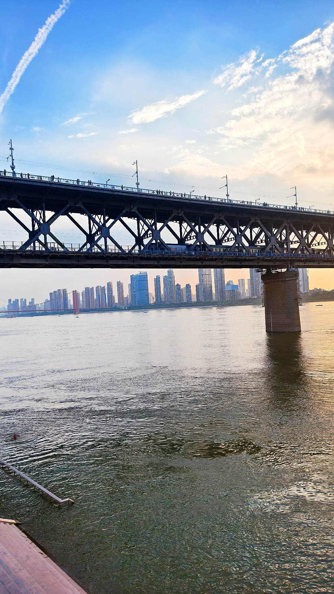 中国只有两座城市敢称大， 一座大上海，一座大武汉； 很多人不服气，凭什...