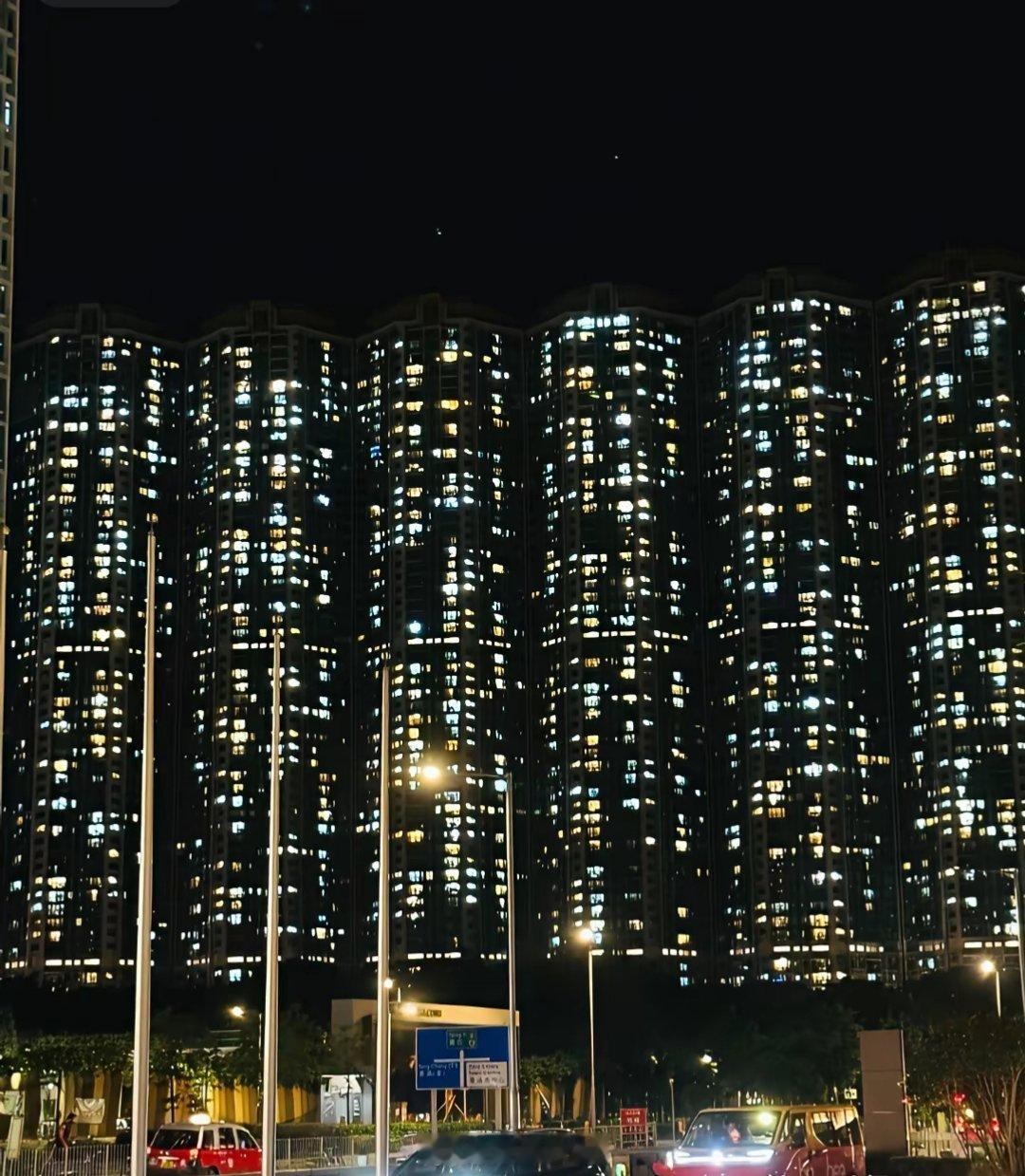 香港李嘉诚开发最密的小区，映湾园。13栋楼5300多户，52层最高。香港