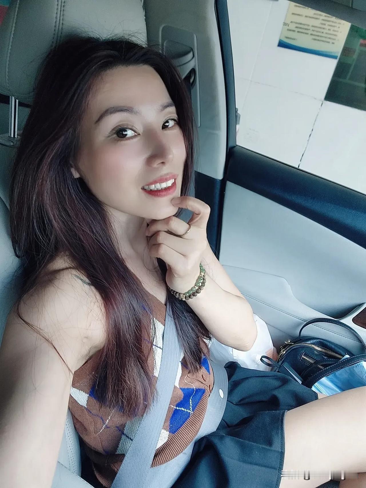 我的男孩👦🏻好久不见，甚是想念，到学校接我们家的小帅哥回家过中秋喽，也提前㊗