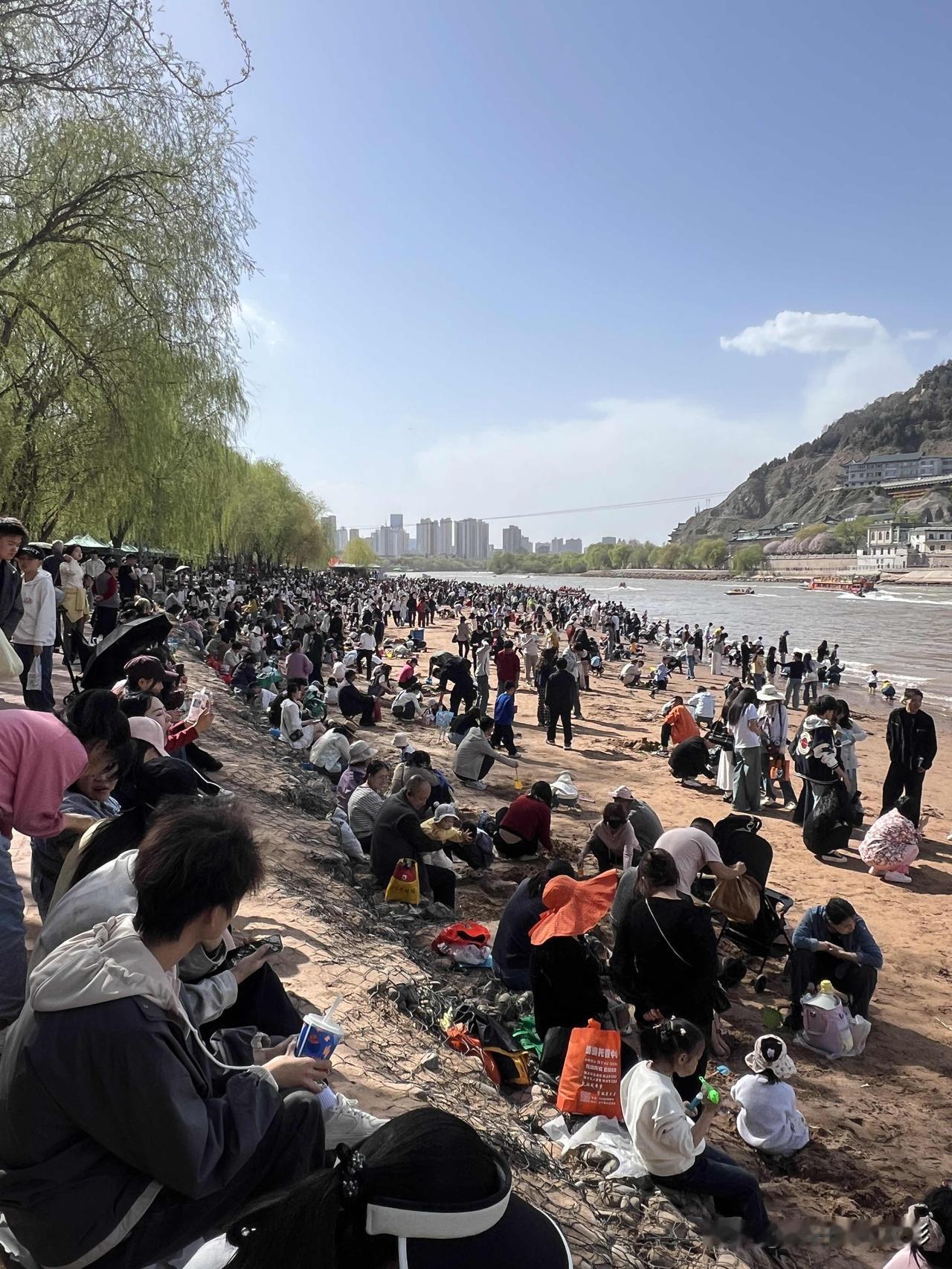 清明放假首日，从中山铁桥到黄河南岸的人行步道，到处都是人山人海的景象，人挨着人，