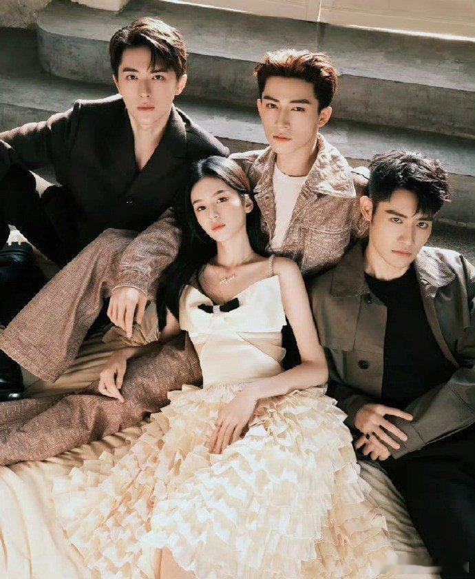 周也和他的男主们？！感觉这张照片男主们看周也而不是看镜头会更有感觉[春游家族][