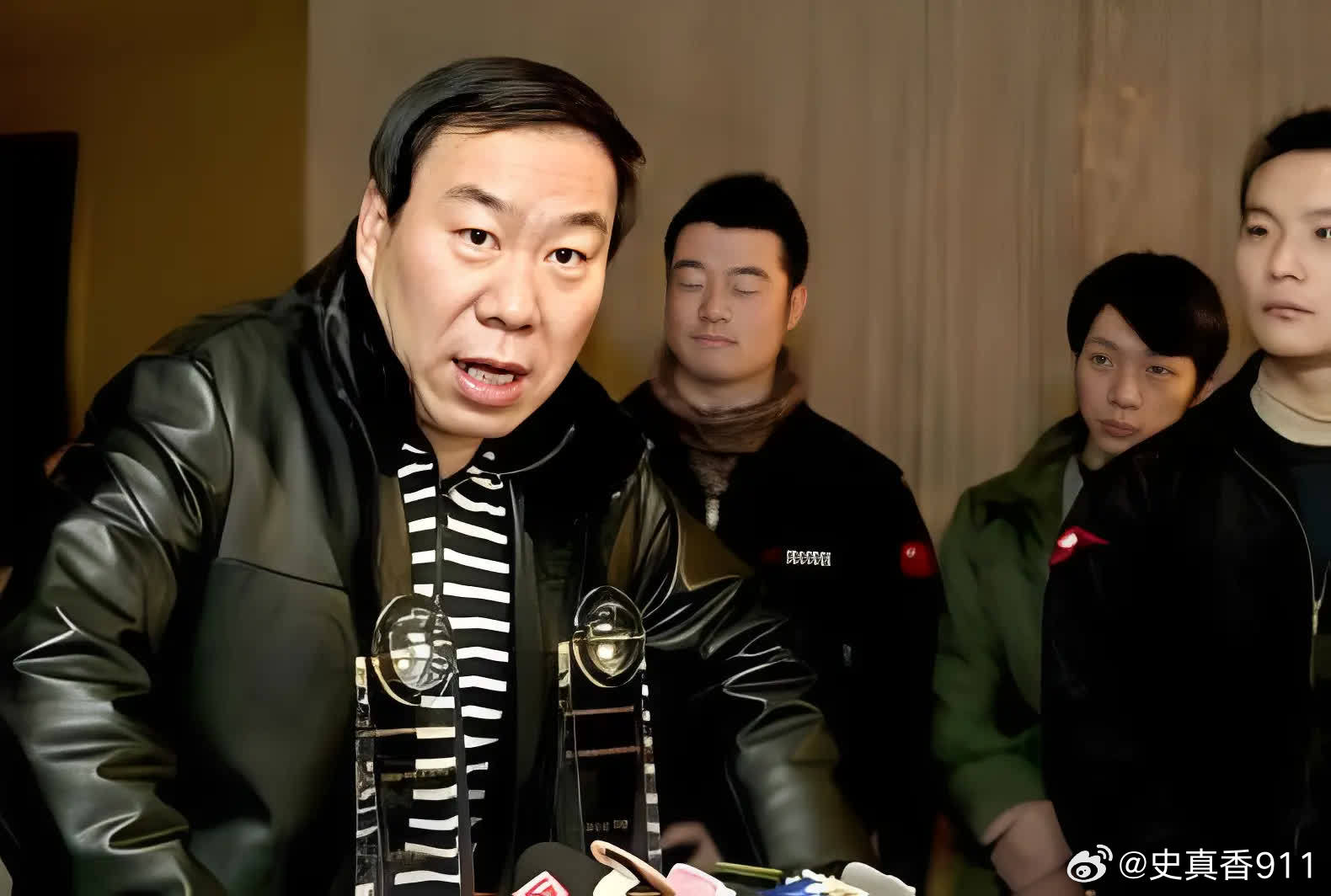 有一次，张伟平通过张艺谋邀请赵本山吃饭。酒过三巡，菜过五味，多喝了几杯的张伟平，