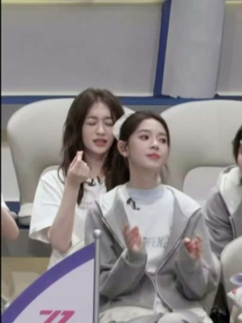 李小冉唐艺昕收集感动乘风2026眼里有光，心中有梦，脚下有路。你们负责闪闪发光，