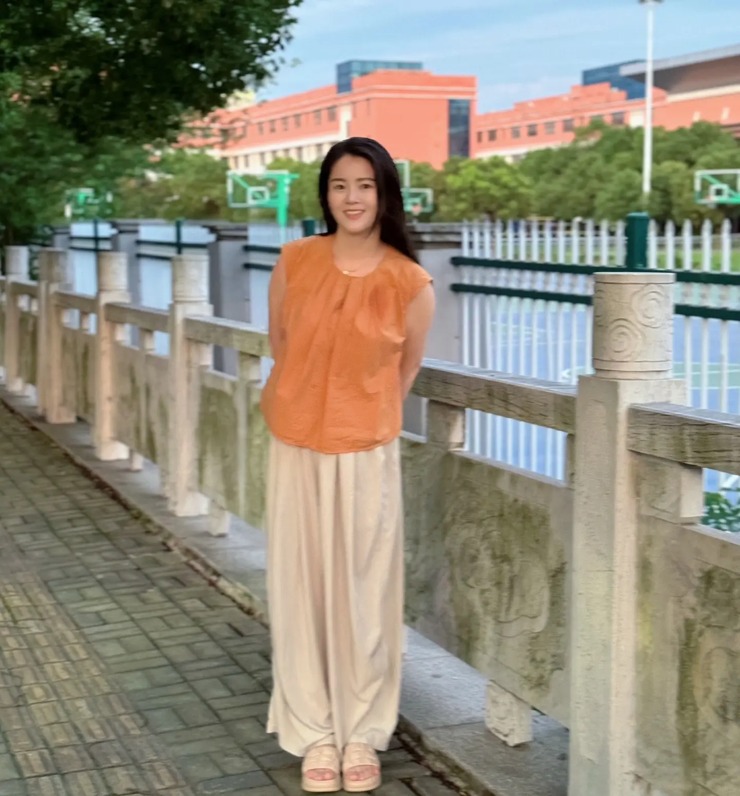 虽然33岁了，但魅力不减，每天有很多男生给我打电话，比如，顺丰，美团...