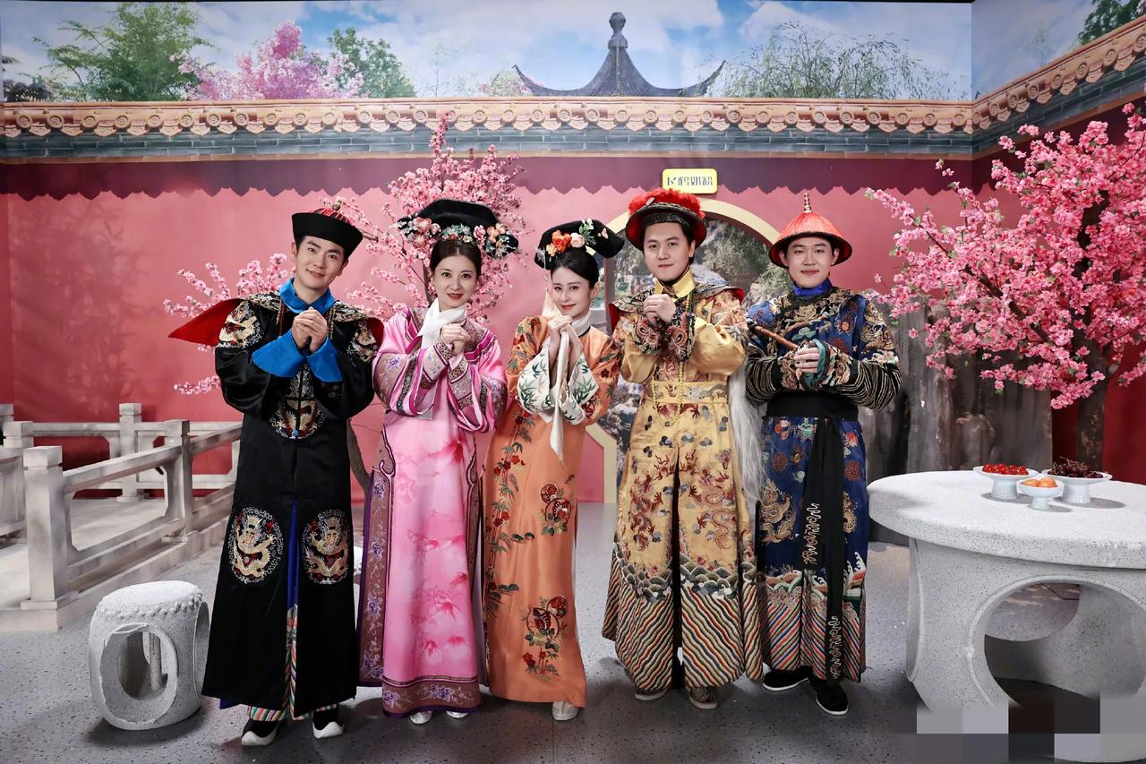 夏冬春(颖儿)、眉庄小主(斓曦)、温太医(张晓龙)时隔十二年重聚。三人中变化最小