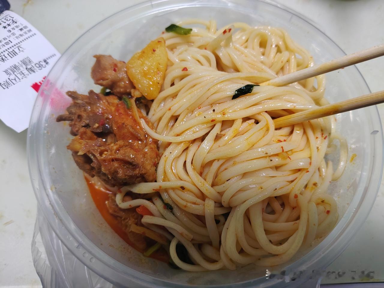 作者加速成长计划昨天傍晚，19块3，点了一个鸡肉拌面，两个烤包子，一碗奶茶当晚饭