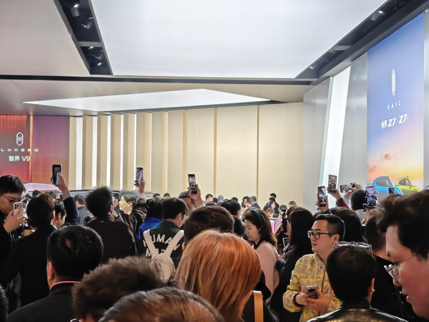 带大家感受下尚界 Z7 受媒体老师欢迎程度，看不到，完全看不到尚界z7