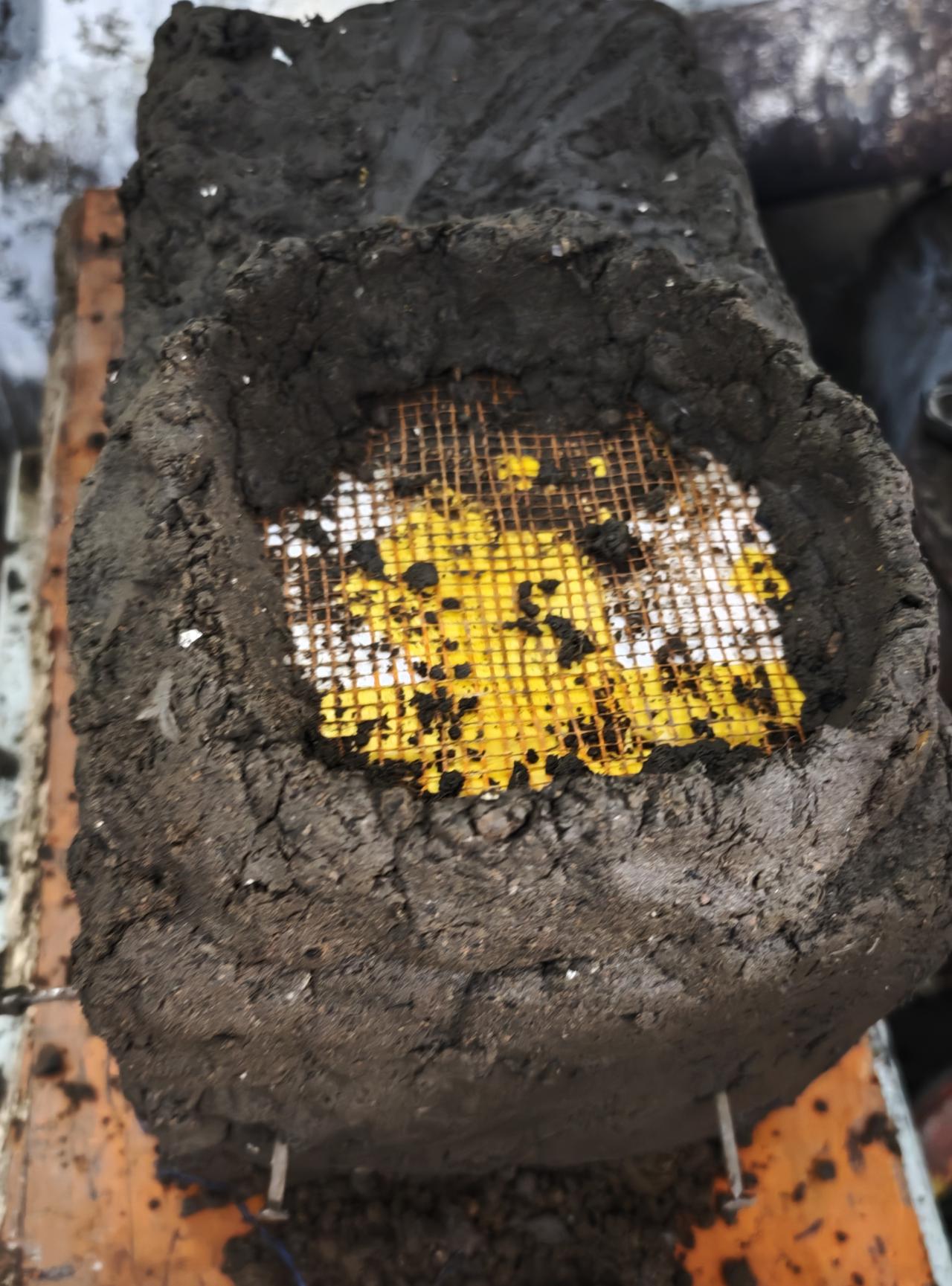 流浪汉沈巍躺在大街上，这是他睡觉的时刻。而当他醒来，就需当众讲话。此时，他讲话绝