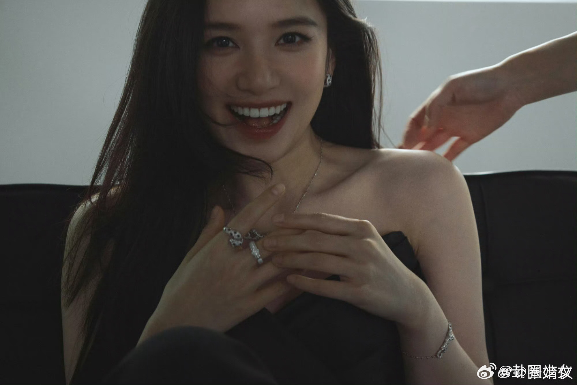 张婧仪下班状态张婧仪说heyhey下班啦张婧仪下班状态好鲜活，随口一句heyhe