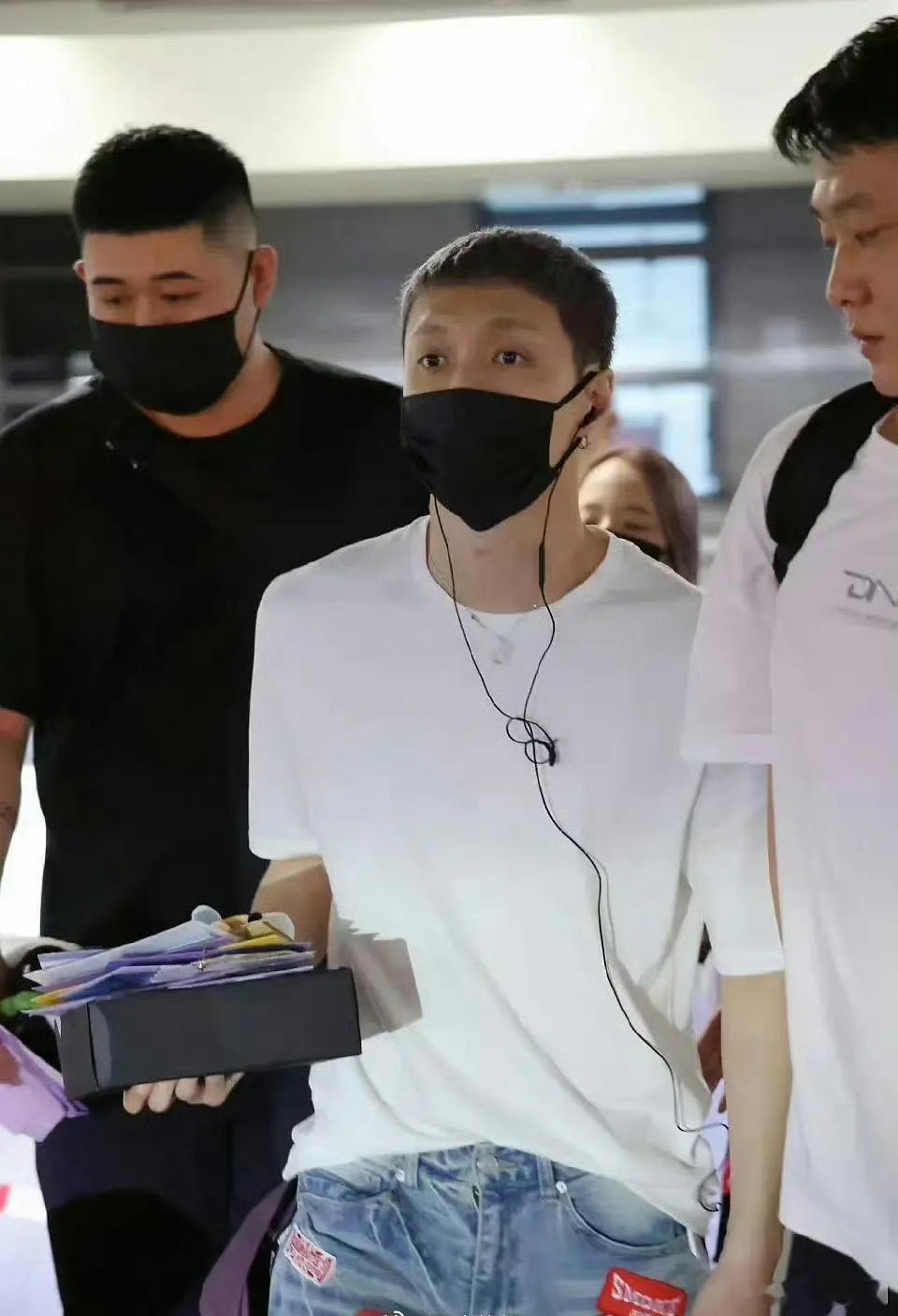 这真的是张艺兴吗？怎么感觉苍老了许多？ ​​​