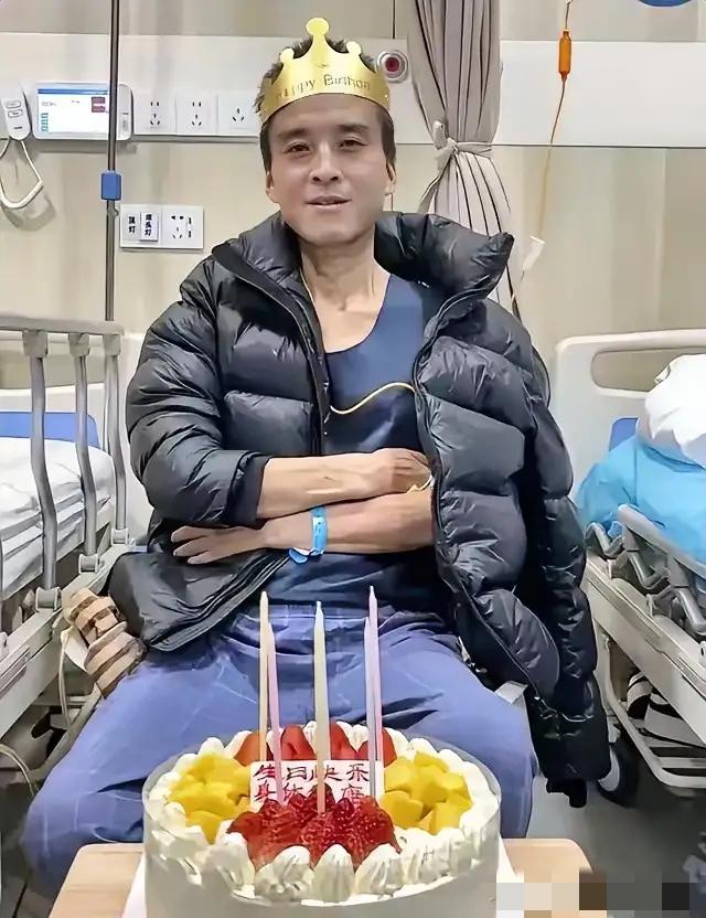 泪目！陕西47岁男子肝癌晚期。家人千方百计瞒着他，不让他得知病情。谁料，男子死后