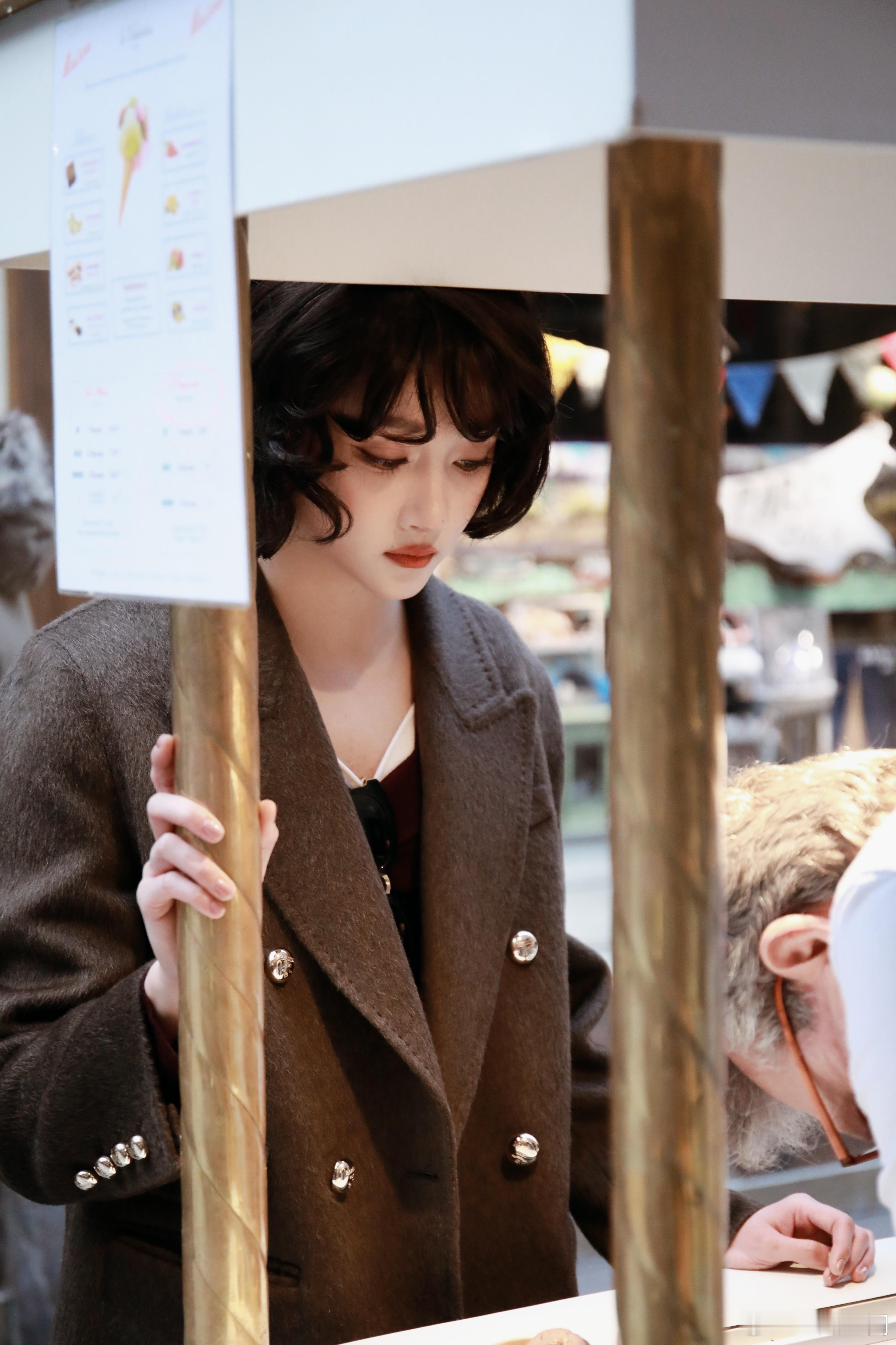 #关晓彤chill感卷发##关晓彤微卷短发造型# ​​​关晓彤的新发型，chil