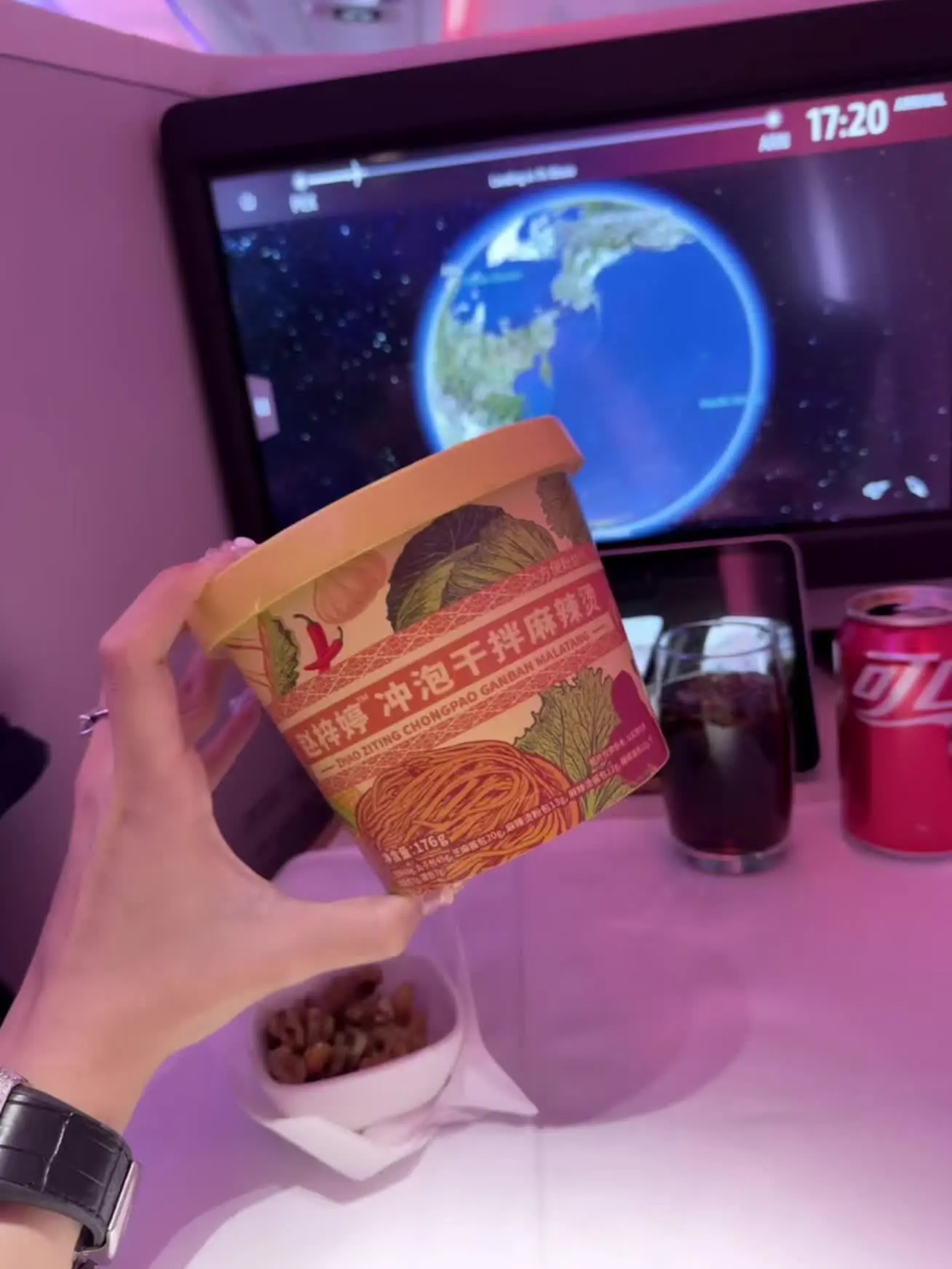 今年是我在国外生活的第八年 八年没有回家了 今天出差带了一桶小婷的麻辣...