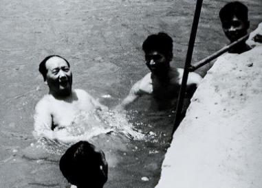 虽然直至1976年，毛主席享年83岁高龄，但是他的保健医生却说：“毛主席其实并不